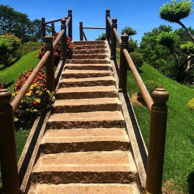 Comment associer terrasse et escalier extérieur pour un accès harmonieux à Châteaudun